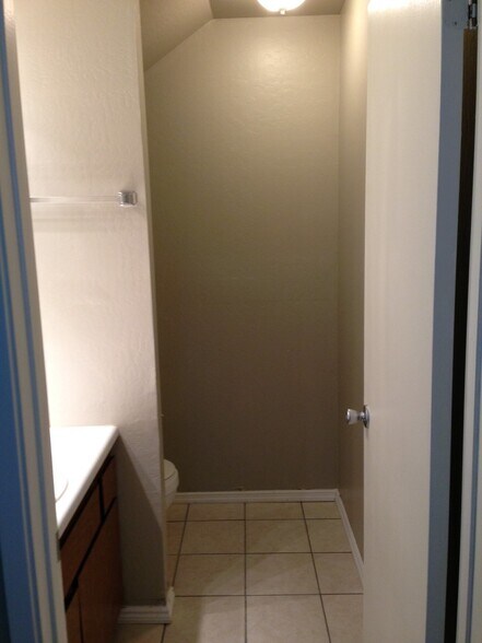Half bath - 318 Market St