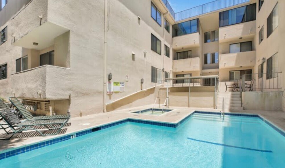 Building Photo - 423 N Palm Dr