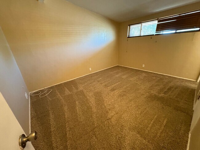 Building Photo - 3 Bedrooms 2 Bath Eastside Rental
