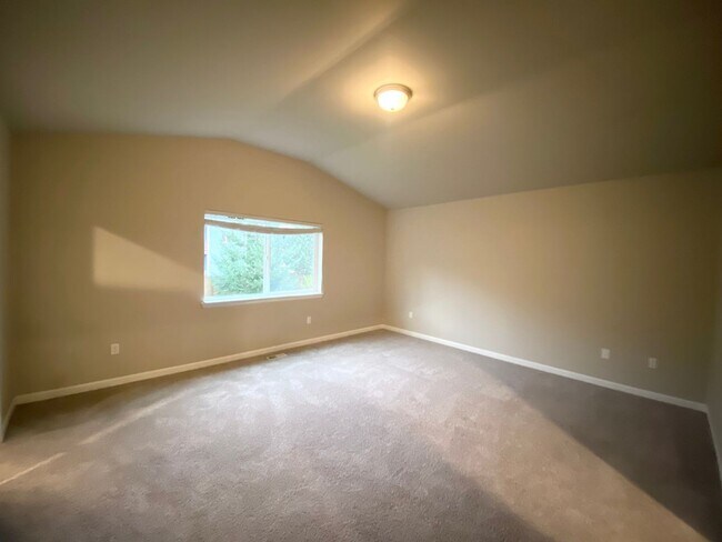 Building Photo - 3 bedroom, 2568 Sqft. home In Federal Way