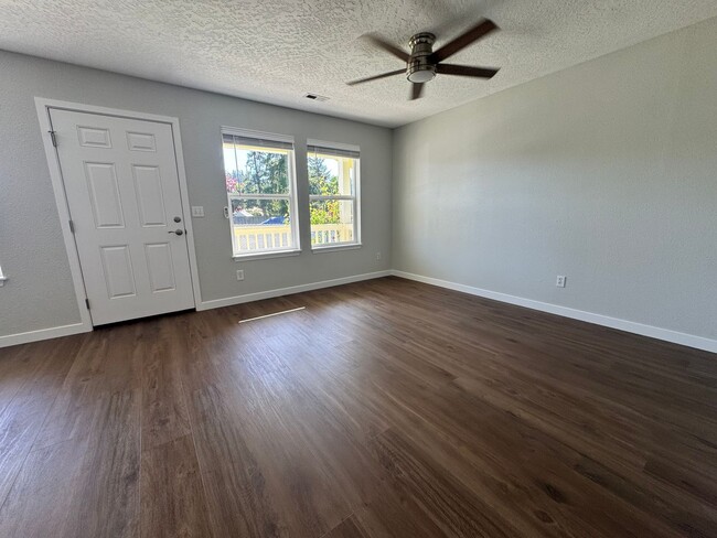 Building Photo - Just remodeled!! Mount Vernon 3 Bedroom House
