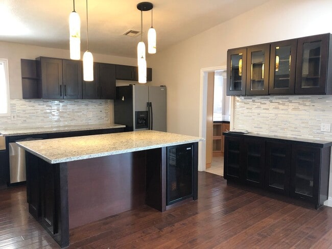 Building Photo - 4 BEDROOM / 2 BATH SINGLE FAMILY HOME W/ CASITA