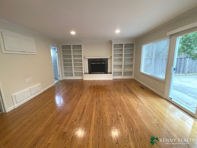 Building Photo - Large 3 Bedroom, 2.5 Bathroom, Great Neigh...