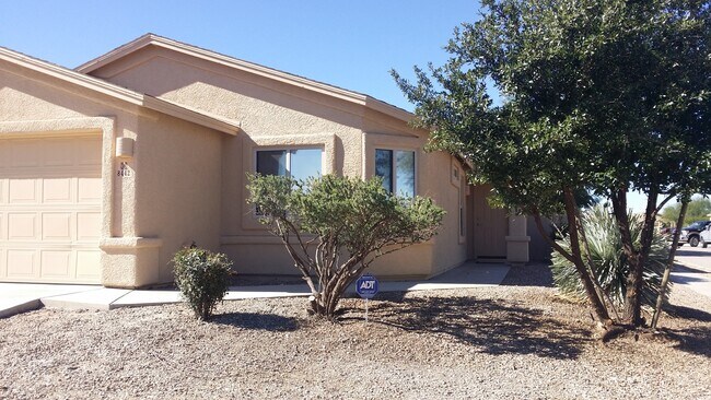 Building Photo - Rita Ranch Beauty ready for Move In Today! 4 bedroom 2 bath Home all Updated!