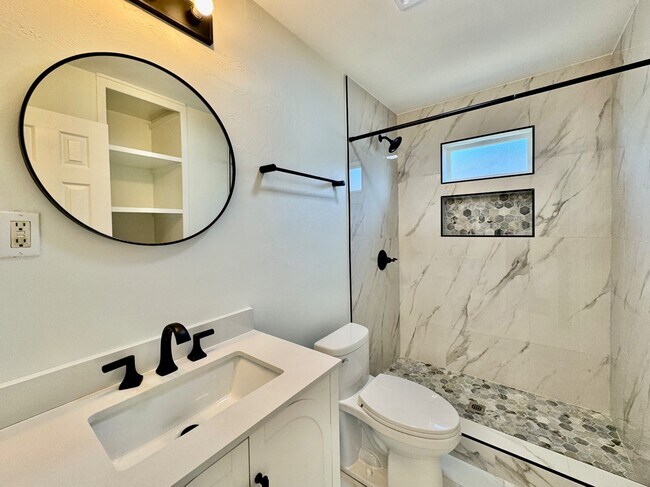 Building Photo - 809 Proctor Pl