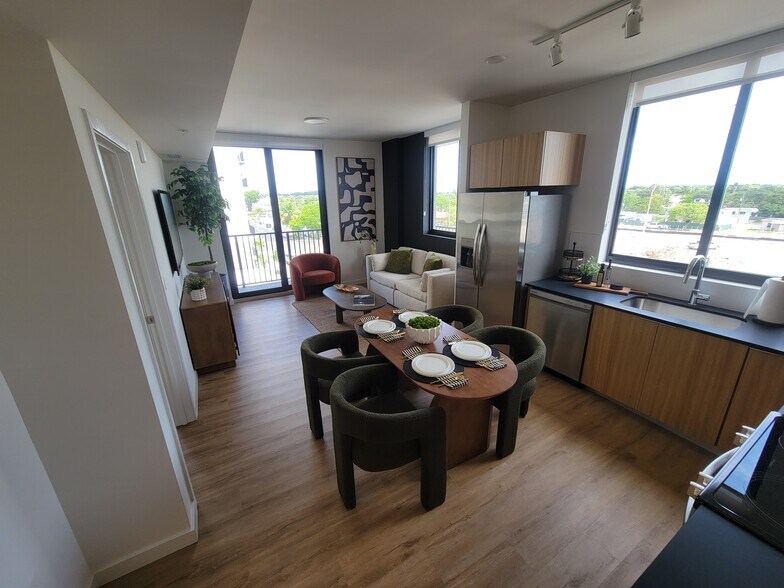 Building Photo - 858 E 27th St