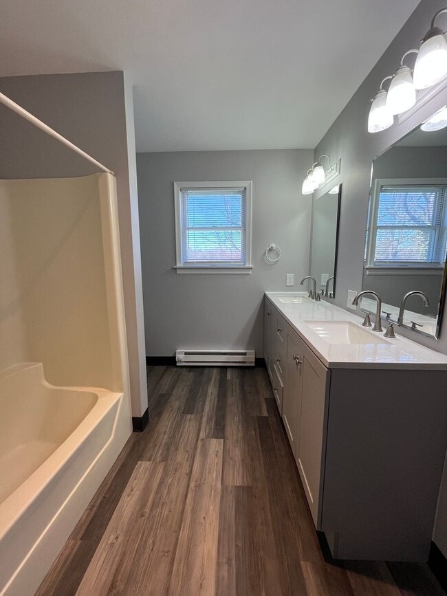 Building Photo - Spacious, bright and newly renovated 2nd-floor apartment available in Bath