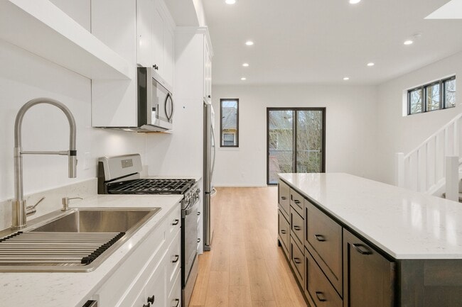 Primary Photo - 186 NE Stanton St