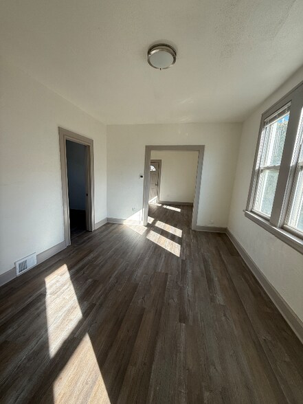 Building Photo - 1342 W 69th St