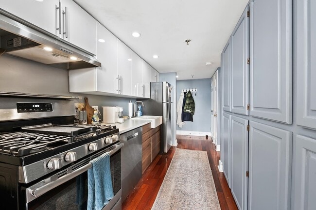 Building Photo - 77 River St