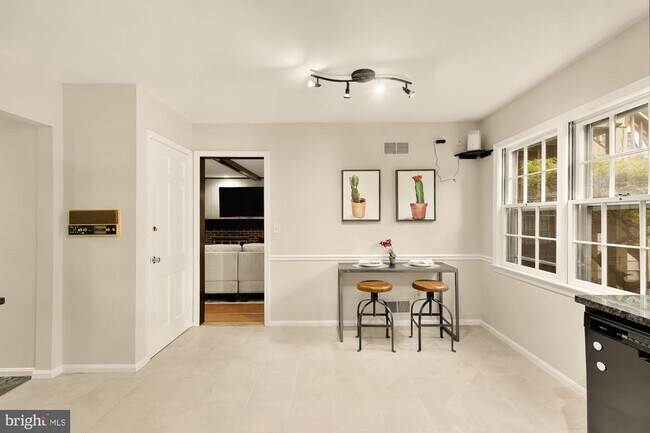 Building Photo - 11000 Rosemont Dr