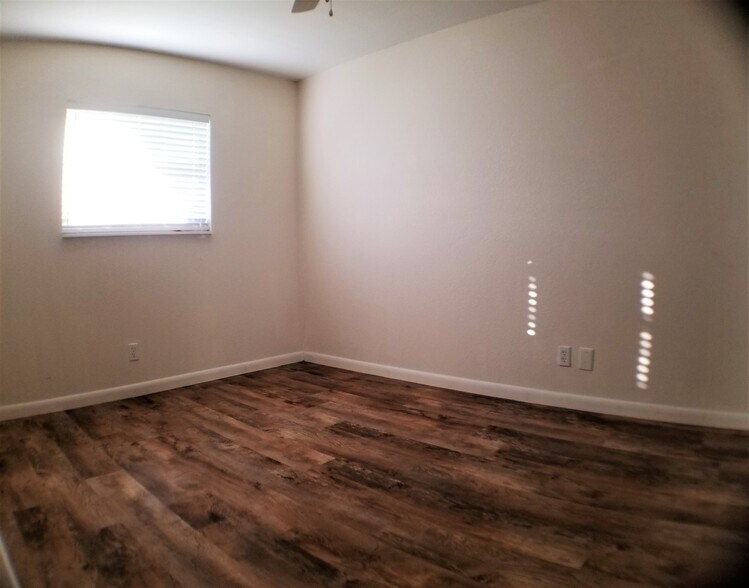 Building Photo - 8692 SE Kingsley St