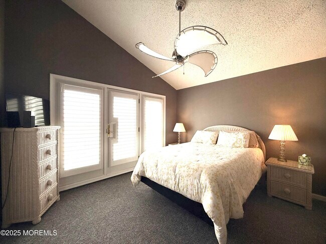 Building Photo - 1109 N Ocean Ave