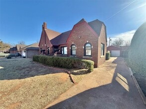 Building Photo - 804 E Cypress St