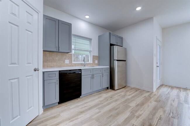 Building Photo - 8203 Woodlyn Rd