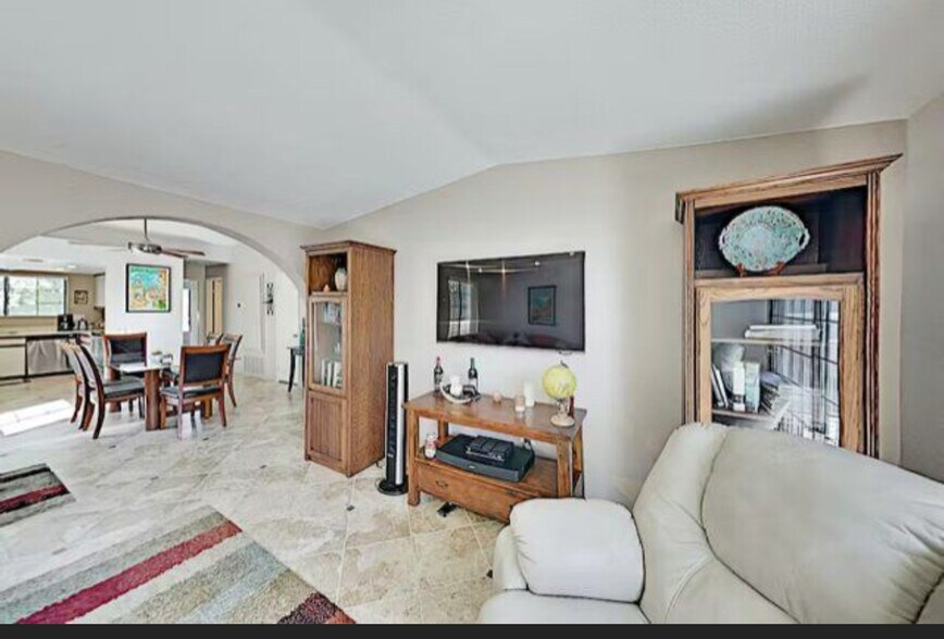 Building Photo - 505 S Farrell Dr