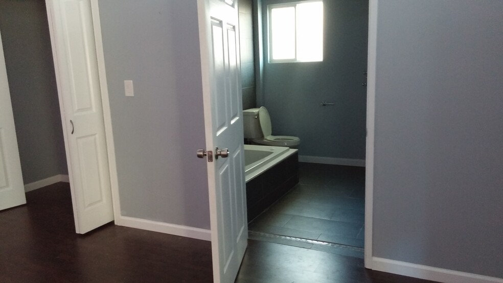 Bathtub - 22635 Oxnard St