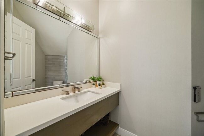 Building Photo - 14 Lake Mist Ct