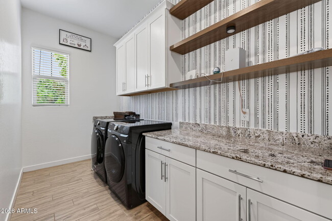 Building Photo - 203 E Birchwood Pl