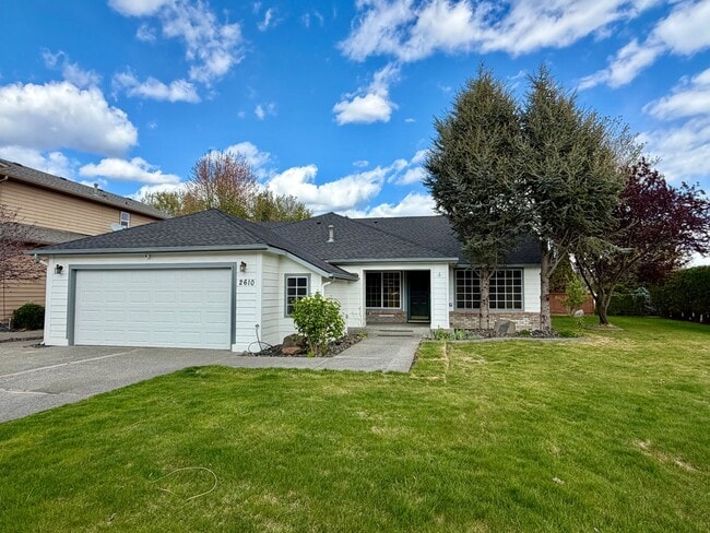 Building Photo - One Level, Golf Course Living- 3 bed + office, 2 bath