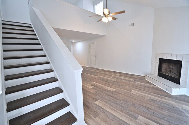Building Photo - Beautifully Renovated 3-Bedroom Home in Fo...