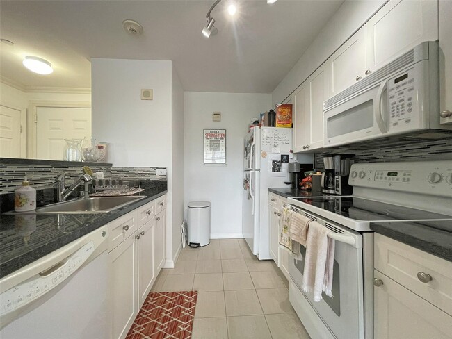 Building Photo - 300 Mamaroneck Ave