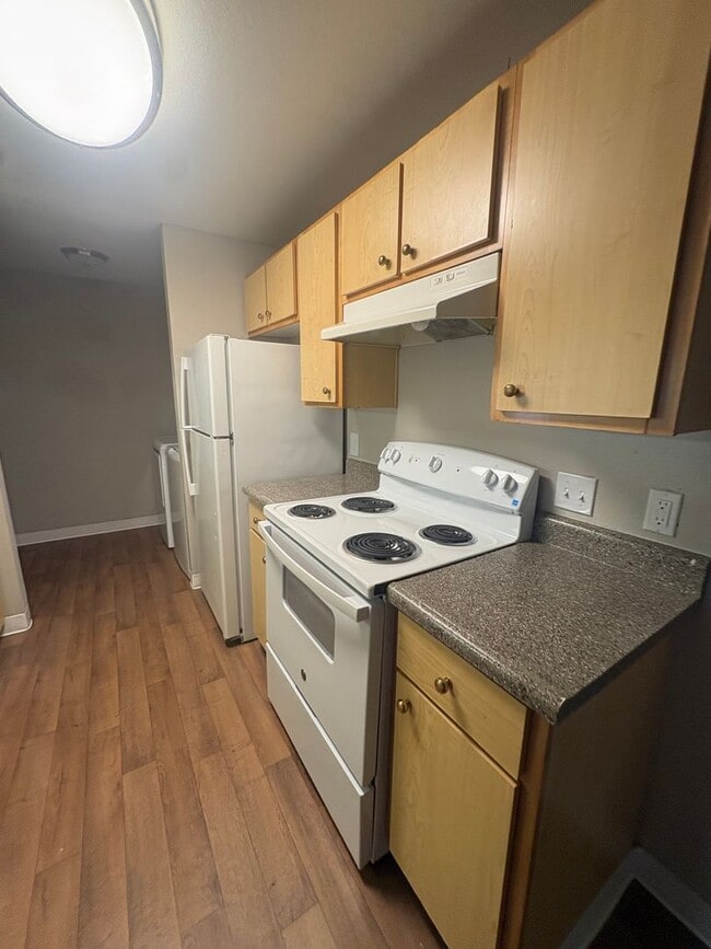 Building Photo - Apply by August 7th—August rent is on us!