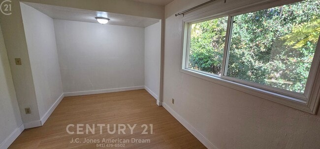 Building Photo - Charming Home Close to Downtown Grants Pass