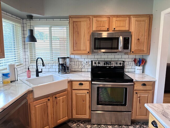 Building Photo - 3367 W Arlington Ave