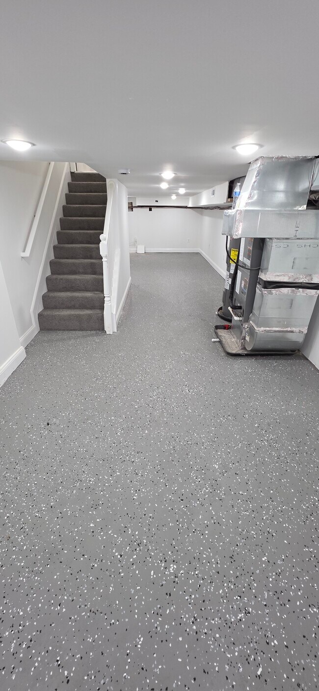 Building Photo - 222 N Glover St