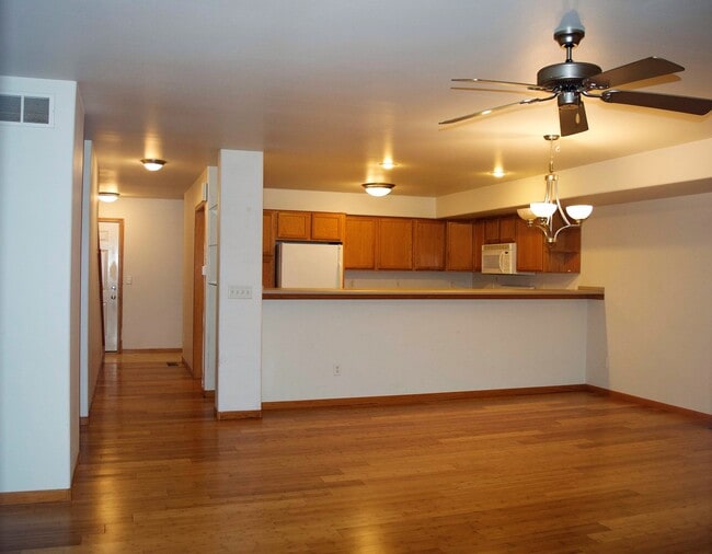 Building Photo - Large Iowa City Townhouse