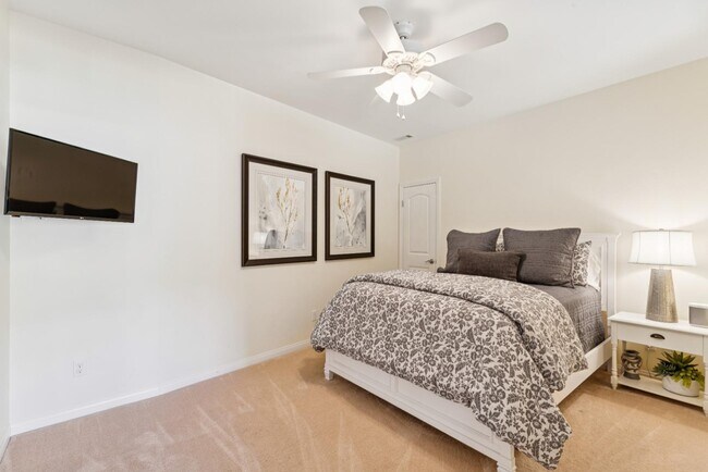 Building Photo - 716 Oak Point