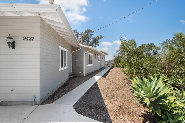 Building Photo - 9427 Vista Dr