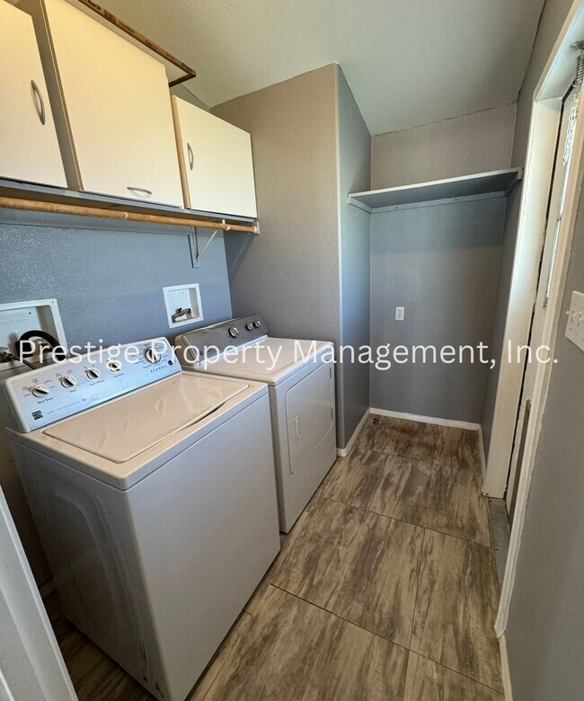 Building Photo - This 4/2 Vail Manufactured Home Is On A 1 Acre Lot!!!