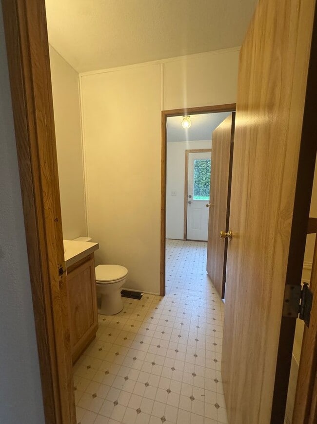 Building Photo - 4.65 Acre Farm/Horse Property for Rent!