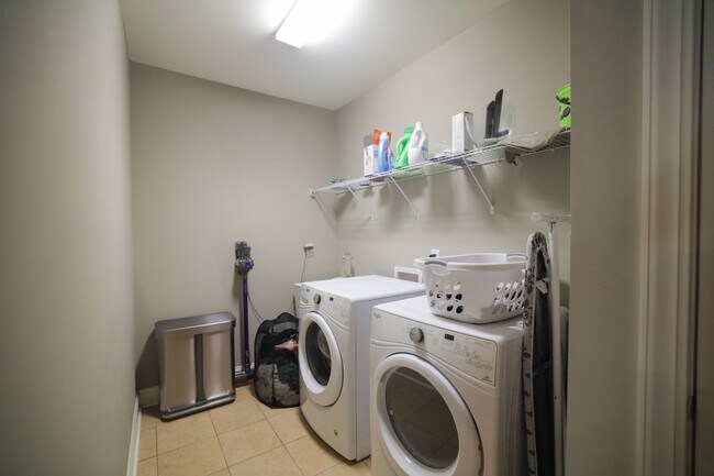 Building Photo - Upscale Living in Village Walk