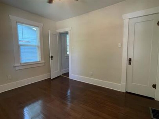 Building Photo - Seconds to downtown Decatur! 2 bedroom, 1 ...