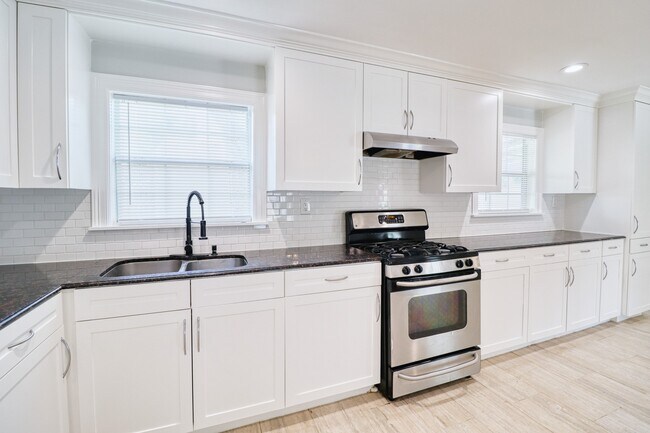 Building Photo - 7557 Meadowview Dr