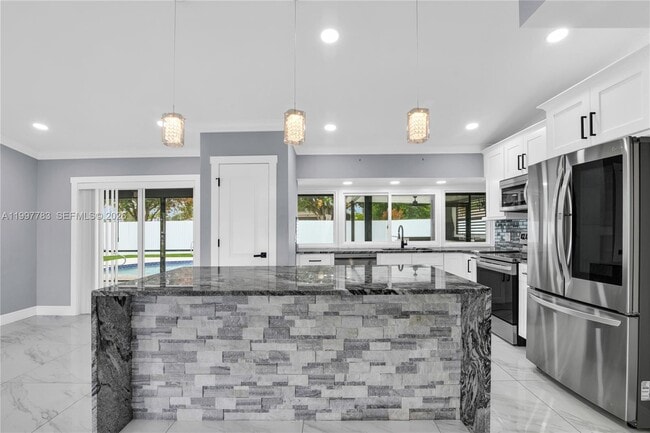 Building Photo - 702 NW Orchid St