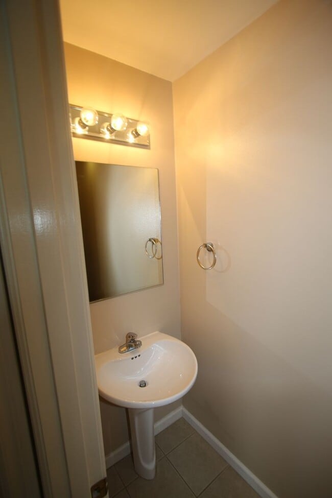 Building Photo - 3 Bedroom Condo!