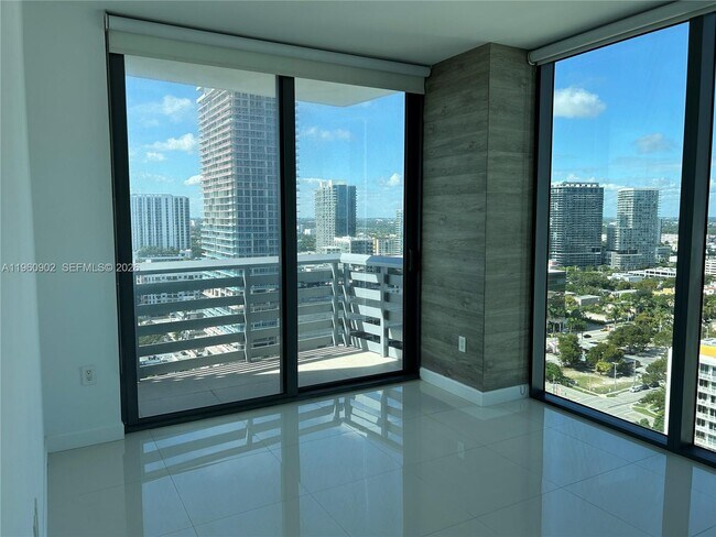 Building Photo - 460 NE 28th St