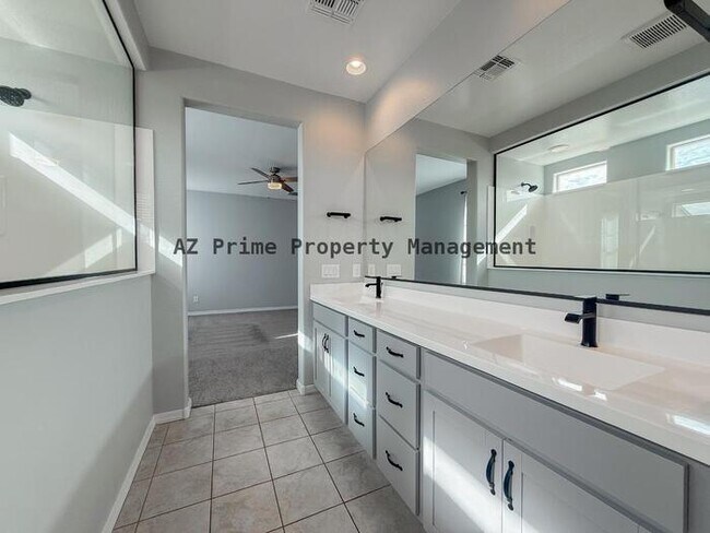 Building Photo - 19757 W Pinchot Dr