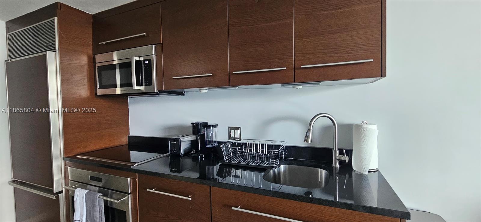 Building Photo - 495 Brickell Ave