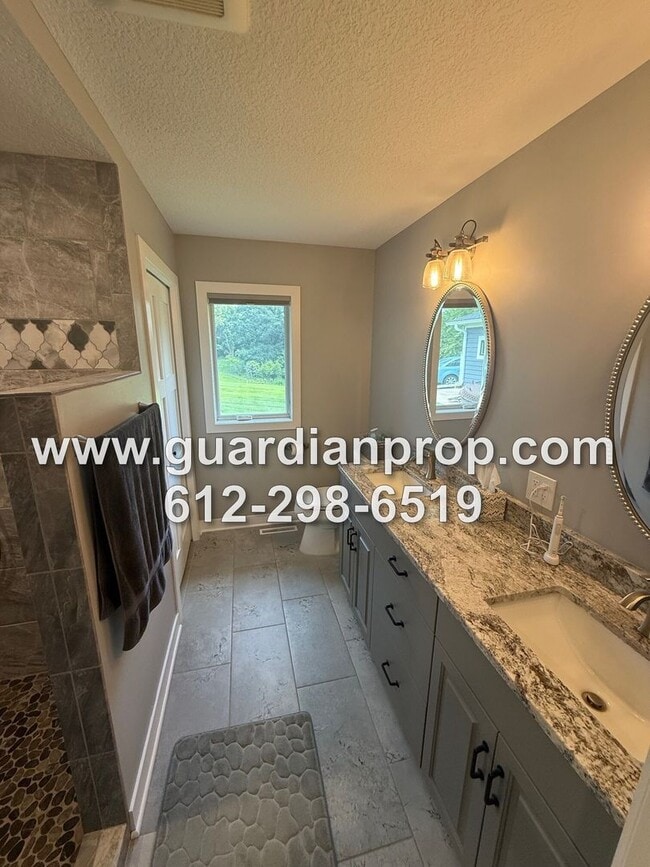Building Photo - Fully Updated House on 3 1/2 Acres for Oct...