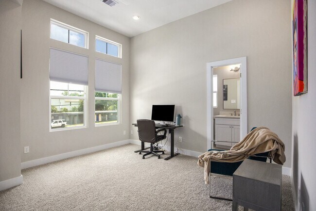 Building Photo - 5518 Rosslyn Rd