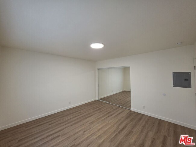 Building Photo - 827 9th St