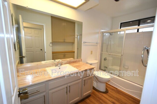 Building Photo - 1610 Oneida Pl