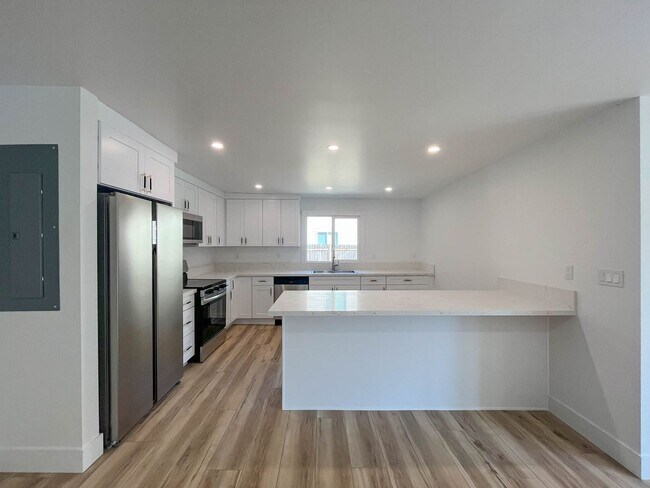 Building Photo - Charming NE Portland Apartment Near Parks, Shops & Transit