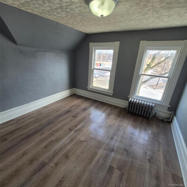 Building Photo - 235 Downs St