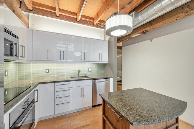 Building Photo - 650 Delancey St